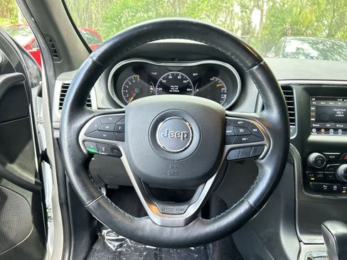 Used 2019 Jeep Grand Cherokee Laredo RWD image 16
