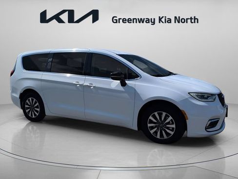 Used 2024 Chrysler Pacifica Limited FWD image 9