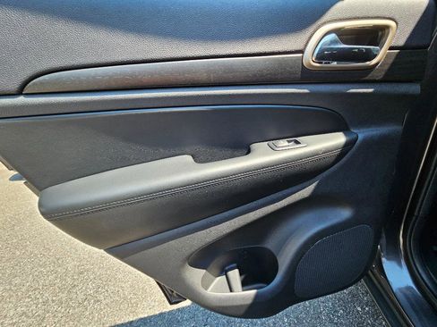 Used 2017 Jeep Grand Cherokee Laredo w/ Quick Order Package 2BE image 25