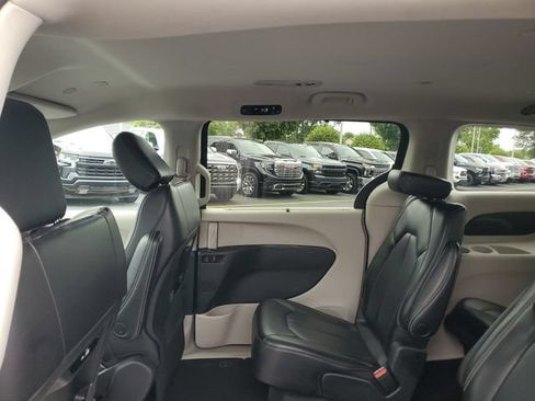 Used 2023 Chrysler Pacifica Touring-L FWD image 9