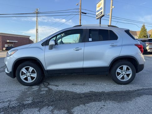 Used 2019 Chevrolet Trax LT w/ LT Convenience Package image 4