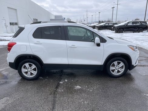 Used 2022 Chevrolet Trax LT w/ LT Convenience Package image 8