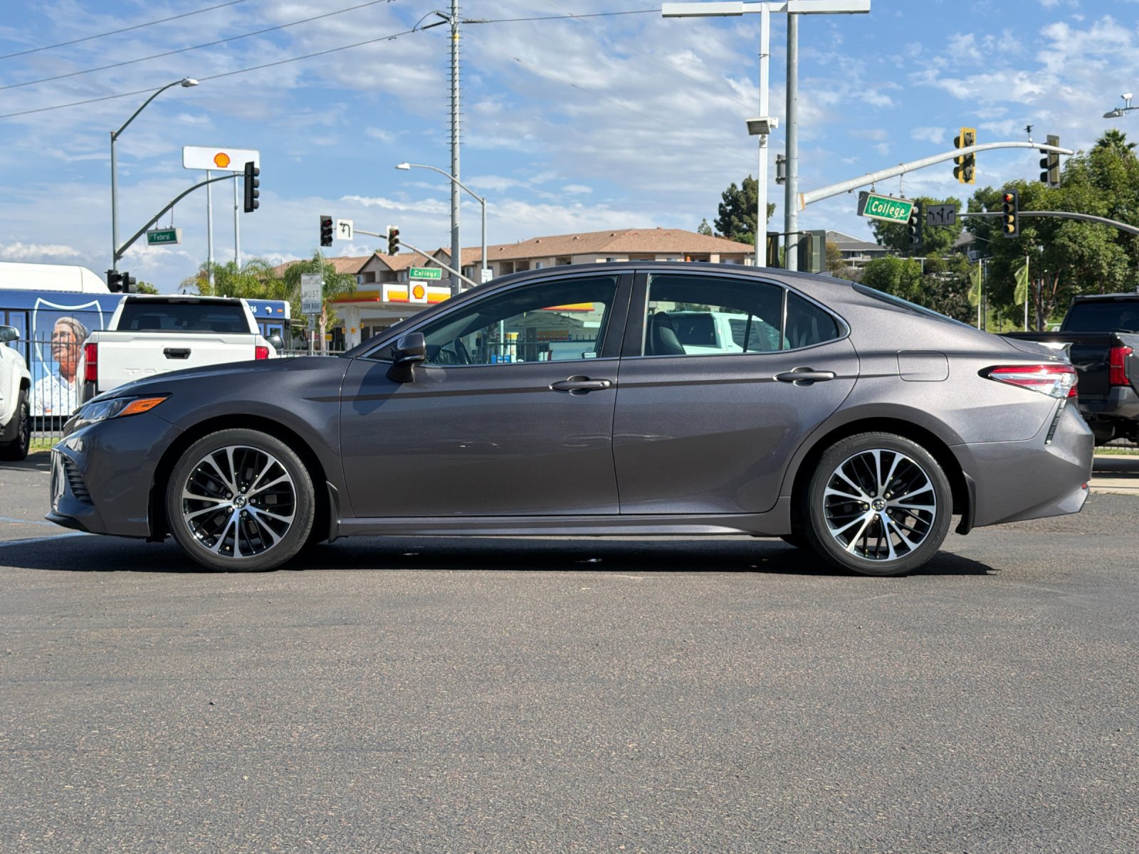 Used 2019 Toyota Camry SE w/ Convenience Package FWD image 2