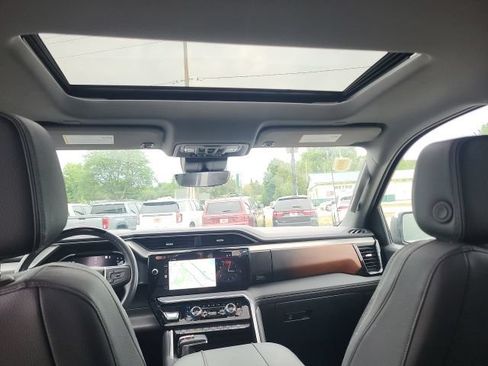 Used 2023 GMC Sierra 1500 Denali w/ Technology Package AWD/4WD image 3