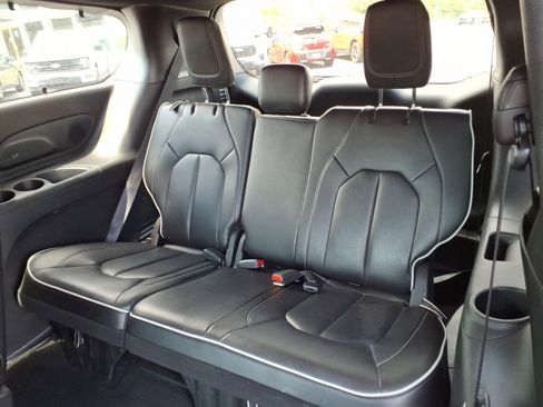 Used 2025 Chrysler Pacifica Limited FWD image 14