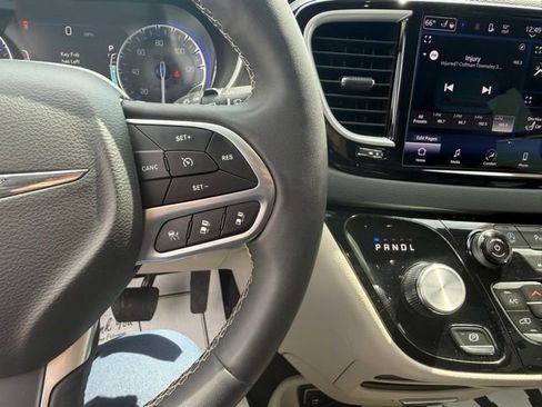 Used 2023 Chrysler Pacifica Touring-L FWD image 21