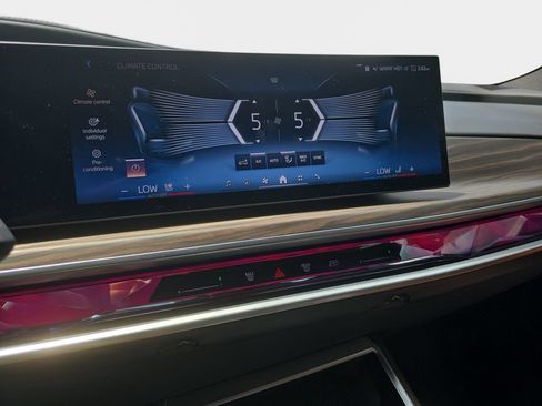 Certified 2023 BMW i7 xDrive60 AWD/4WD image 13