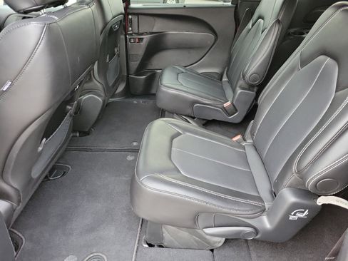 Used 2025 Chrysler Pacifica Select FWD image 8