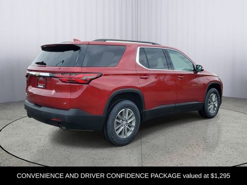 Used 2023 Chevrolet Traverse LT image 3