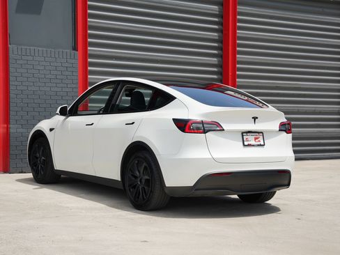 Used 2024 Tesla Model Y Long Range RWD image 9