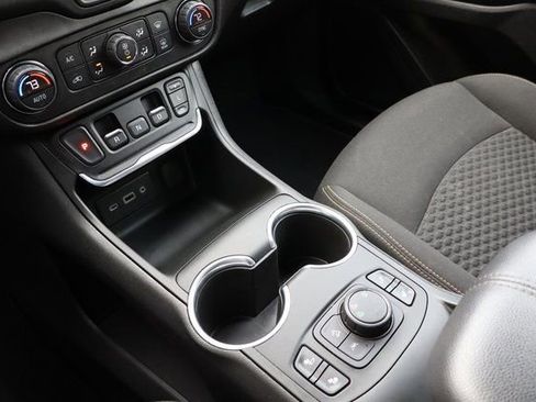 Used 2021 GMC Terrain SLE w/ Driver Convenience Package image 22