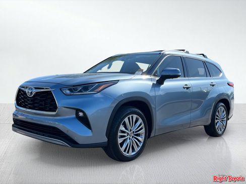 Used 2023 Toyota Highlander Platinum FWD image 2