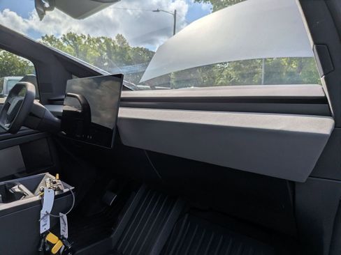 Used 2025 Tesla Cybertruck AWD Crew Cab image 38