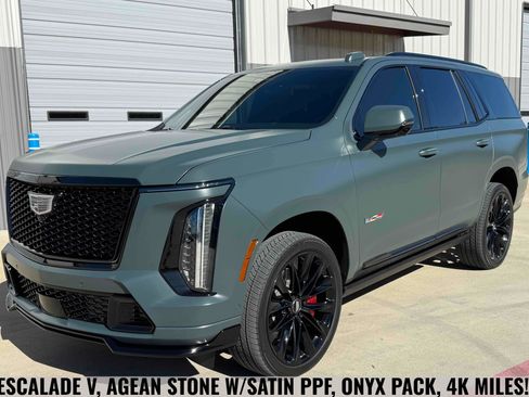 Used 2025 Cadillac Escalade V w/ LPO, ONYX Package image 5