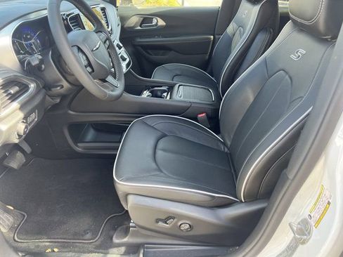 New 2026 Chrysler Pacifica Limited image 9