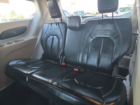 Used 2023 Chrysler Pacifica Touring-L image 19