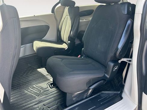 Used 2018 Chrysler Pacifica Touring Plus FWD image 13