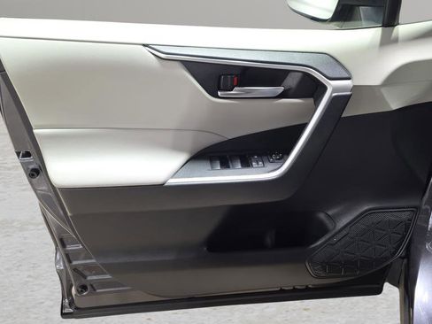 Used 2020 Toyota RAV4 XLE image 9