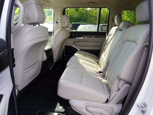 Used 2022 Jeep Wagoneer Series II AWD/4WD image 5