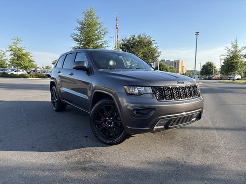 Used 2017 Jeep Grand Cherokee Altitude RWD image 2