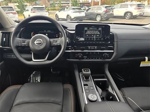 New 2025 Nissan Pathfinder Platinum image 13