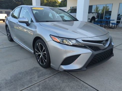 Used 2019 Toyota Camry SE FWD image 1