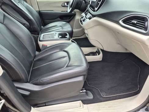 Used 2023 Chrysler Pacifica Touring-L FWD image 24