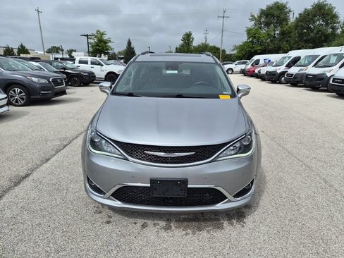 Used 2017 Chrysler Pacifica Limited FWD image 2