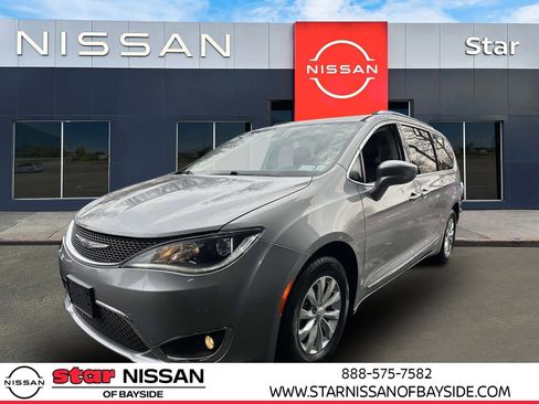 Used 2018 Chrysler Pacifica Touring-L image 5