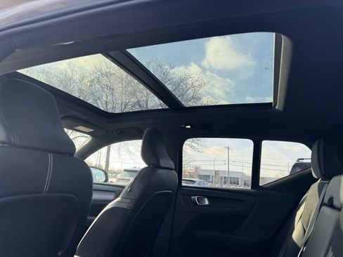 Used 2022 Volvo XC40 P8 Recharge Plus image 7