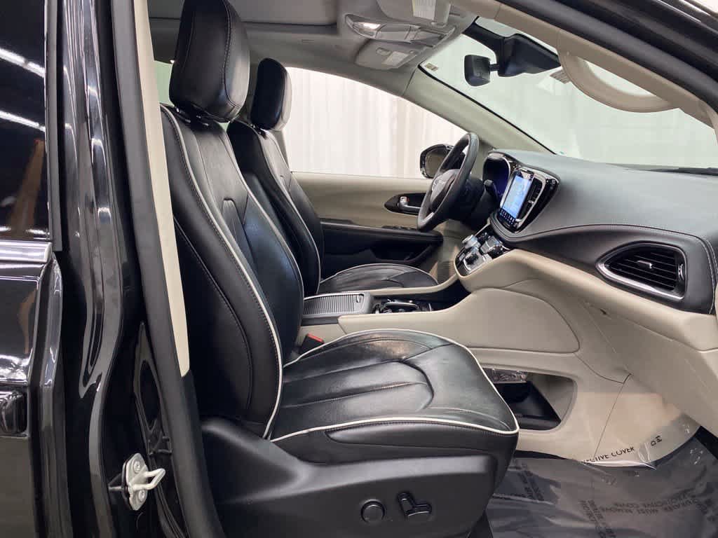 Used 2023 Chrysler Pacifica Limited FWD image 18