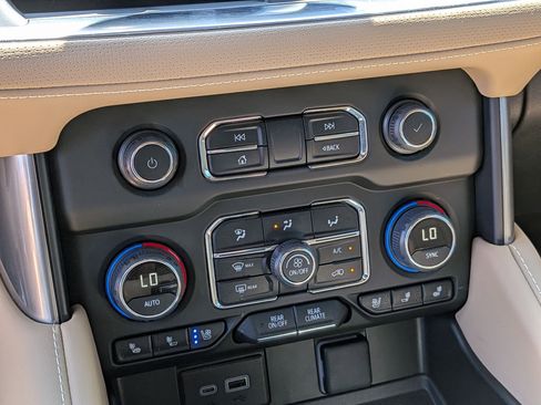 Used 2024 Chevrolet Suburban Premier w/ Premium Package AWD/4WD image 23