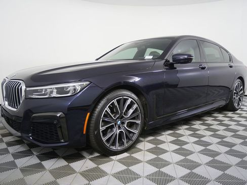 Used 2022 BMW 740i w/ M Sport Package image 8
