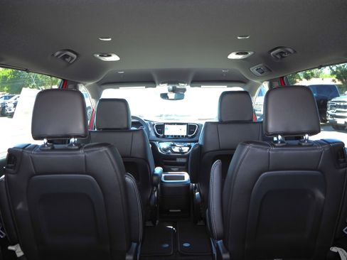 New 2025 Chrysler Voyager LX image 11