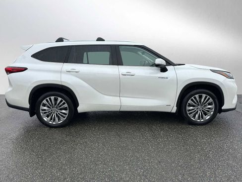 Used 2021 Toyota Highlander Platinum image 2