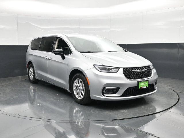 Used 2024 Chrysler Pacifica Touring-L FWD image 7