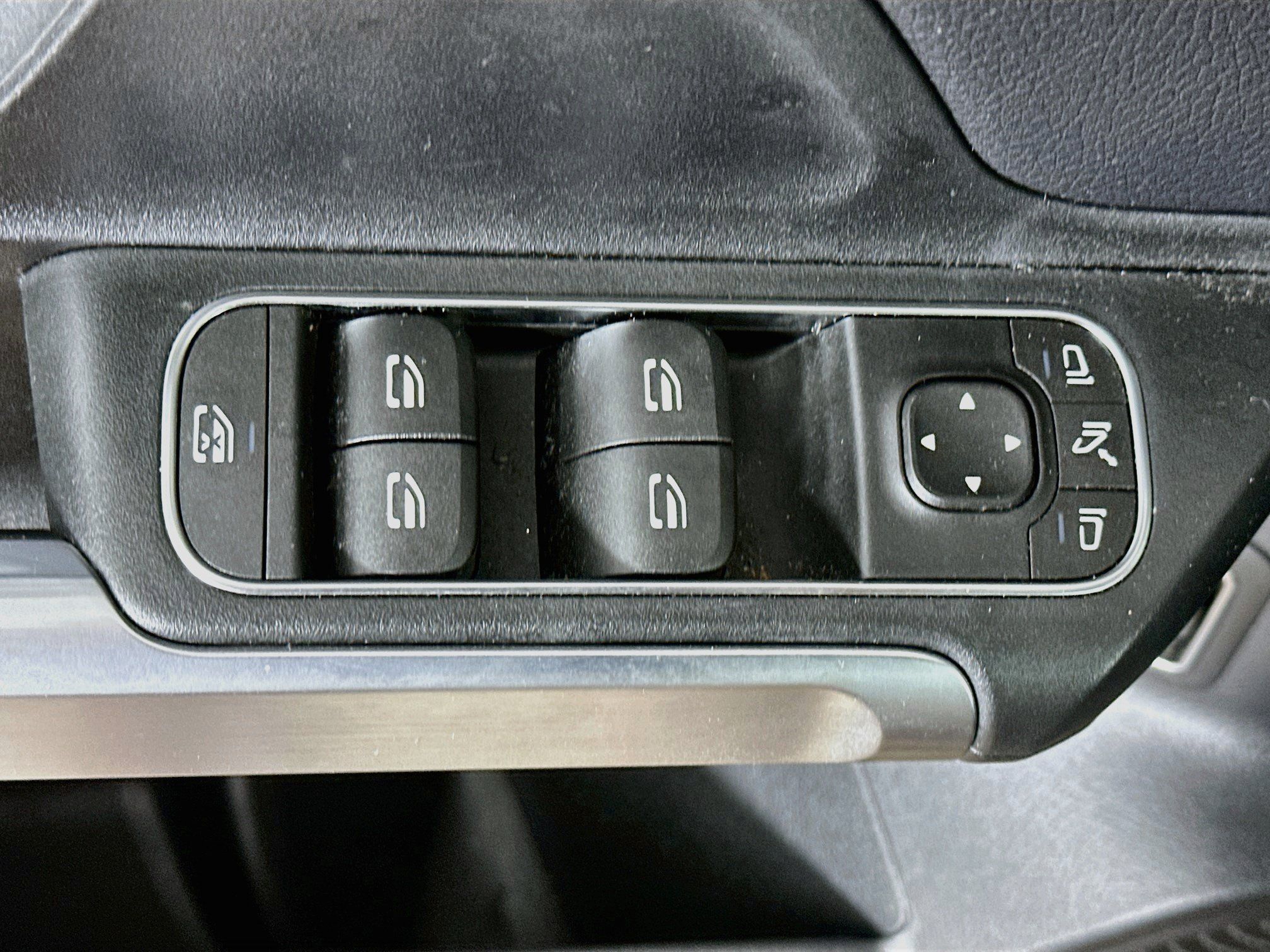 Used 2023 Mercedes-Benz GLB 250 w/ Premium Package image 15