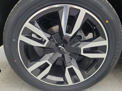 Used 2018 Chevrolet Suburban LT image 31