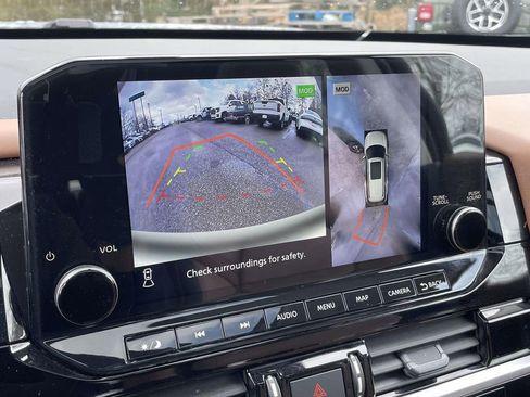 Used 2024 Nissan Pathfinder Platinum image 25