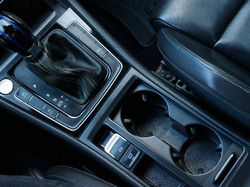 Used 2017 Volkswagen Golf R 4-Door image 38