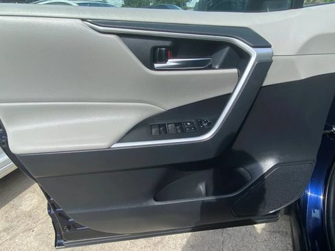 Used 2019 Toyota RAV4 XLE w/ Carpet Mat Package AWD/4WD image 18