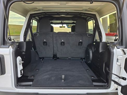 Used 2022 Jeep Wrangler Unlimited Rubicon w/ Xtreme Recon 35" Tire Package image 29