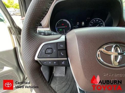 Used 2024 Toyota Sienna Platinum AWD/4WD image 40