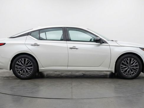 Used 2025 Nissan Altima 2.5 SV image 11