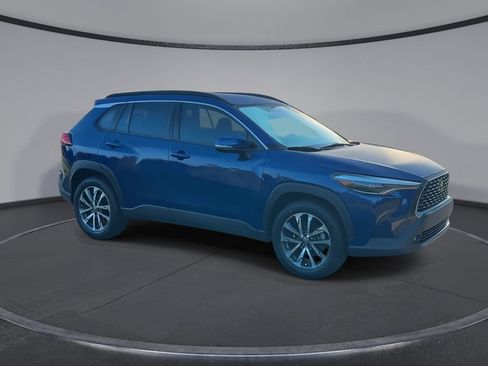 Used 2022 Toyota Corolla Cross XLE FWD image 2
