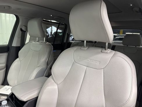Used 2022 Jeep Grand Cherokee Overland w/ Luxury Tech Group IV AWD/4WD image 19