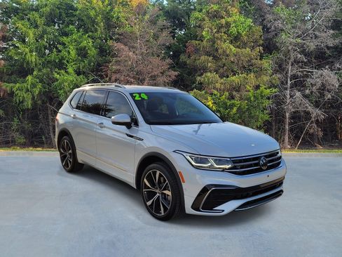 Used 2024 Volkswagen Tiguan SEL R-Line w/ MDO Package, Two-Row AWD/4WD image 16