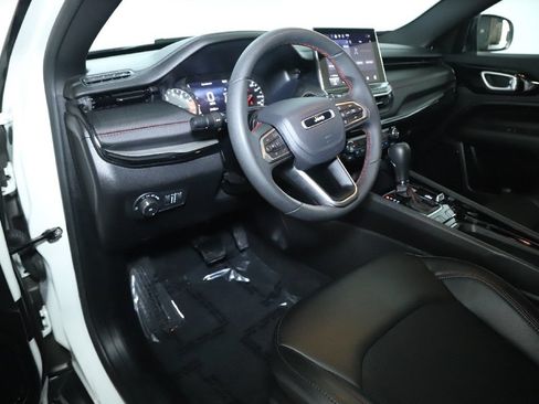 Used 2025 Jeep Compass Trailhawk AWD/4WD image 17