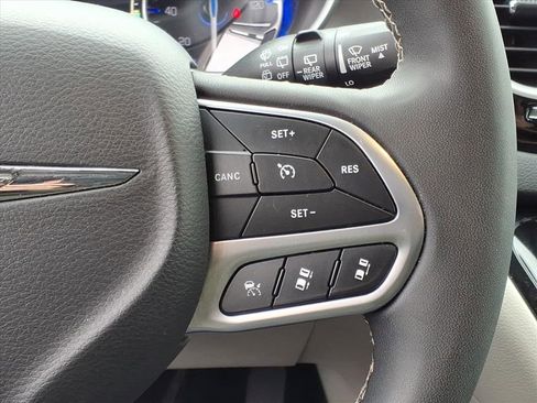 Used 2024 Chrysler Pacifica Touring-L image 19