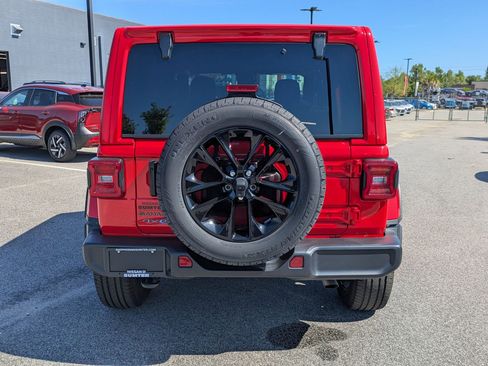 Used 2025 Jeep Wrangler Sahara AWD/4WD image 5